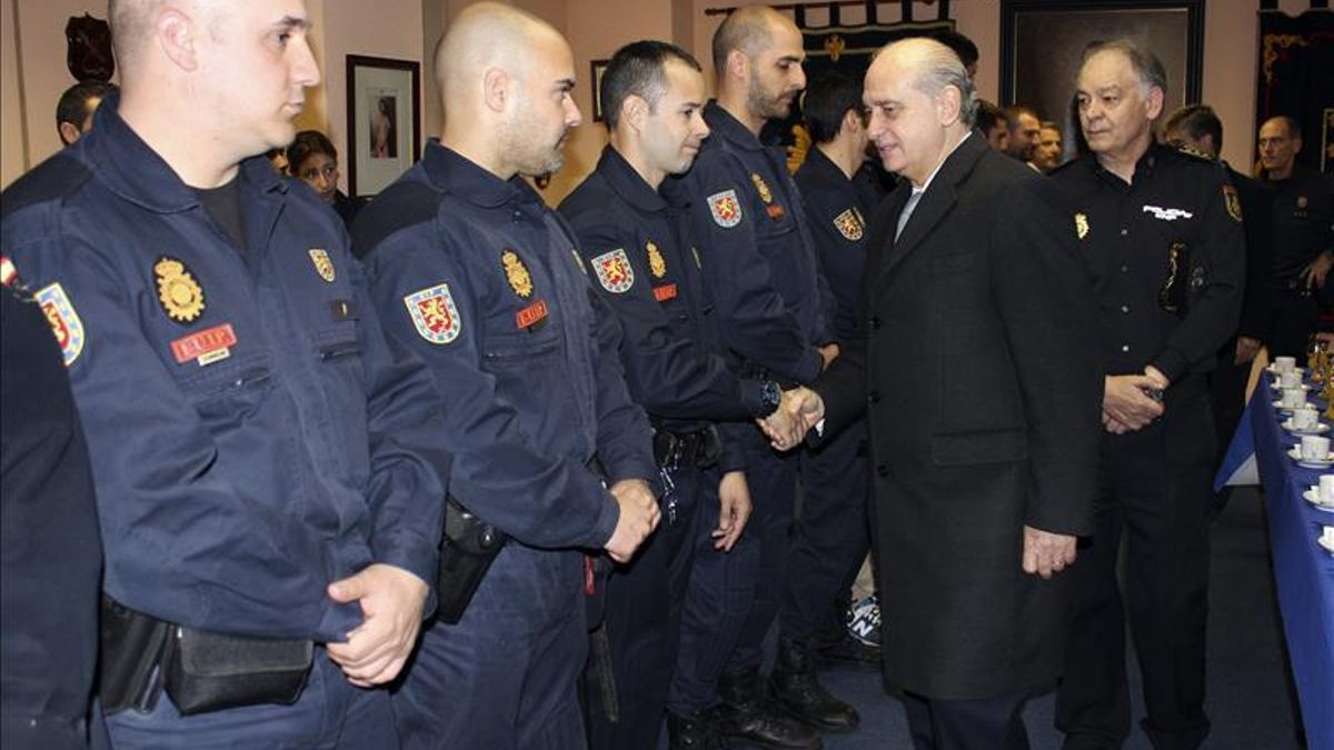El ministro del Interior, Jorge Fernández Díaz, saludo a los antidisturbios / Foto: Ministerio del Interior