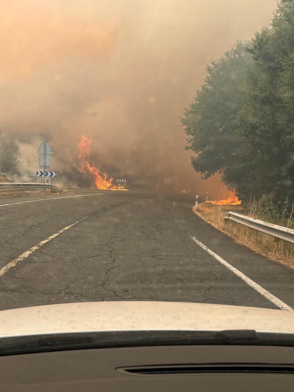 A fire in Dozón (Pontevedra) forces to cut the highway that joins Santiago and Ourense, the N-525 road-in the image-and threatens Casas.