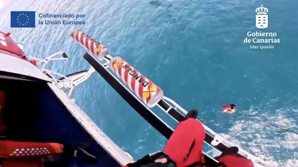 Un helicóptero del GES rescata del mar a una mujer herida grave en La Palma