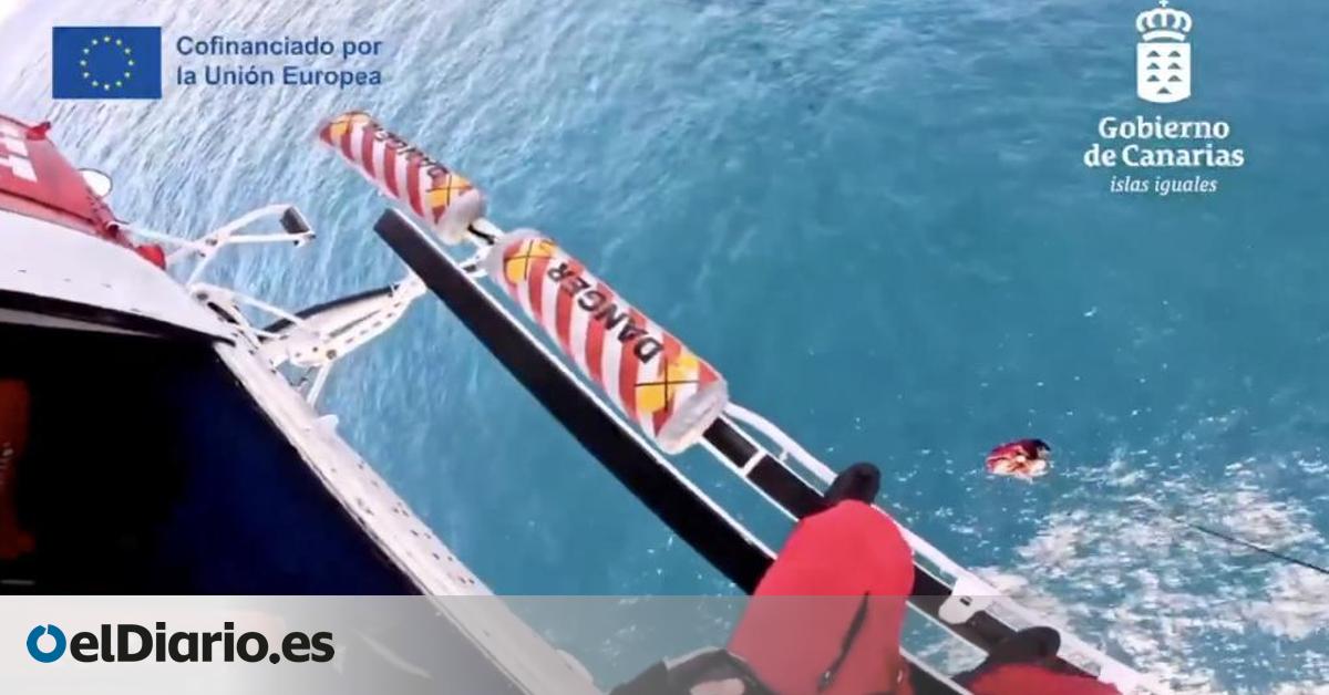 El helicóptero del GES rescata del mar a una mujer herida grave en La Palma