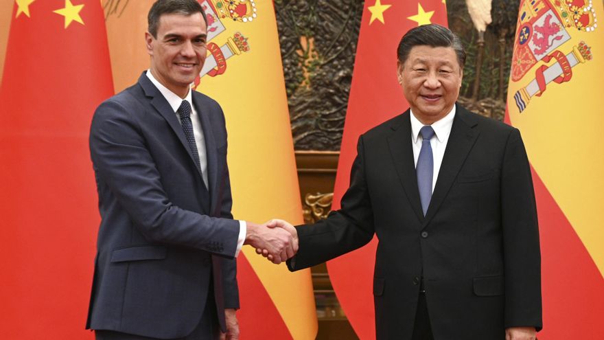 El presidente del Gobierno español, Pedro Sánchez, durante su visita a China. En la foto le acompaña el primer ministro chino Li Qiang. EFE/Moncloa/Borja Puig de la Bellacasa/SOLO USO EDITORIAL