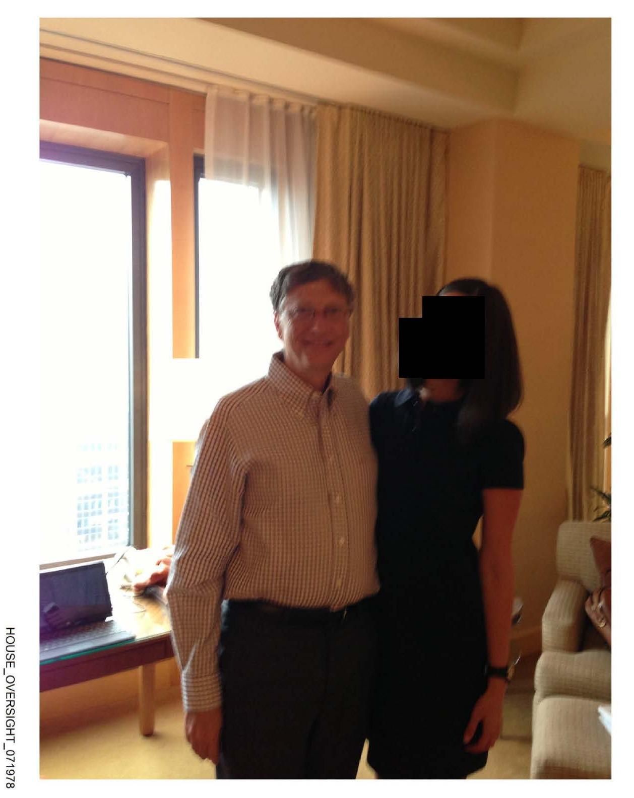 Imagen de Bill Gates con una mujer proveniente de los archivos de Epstein.