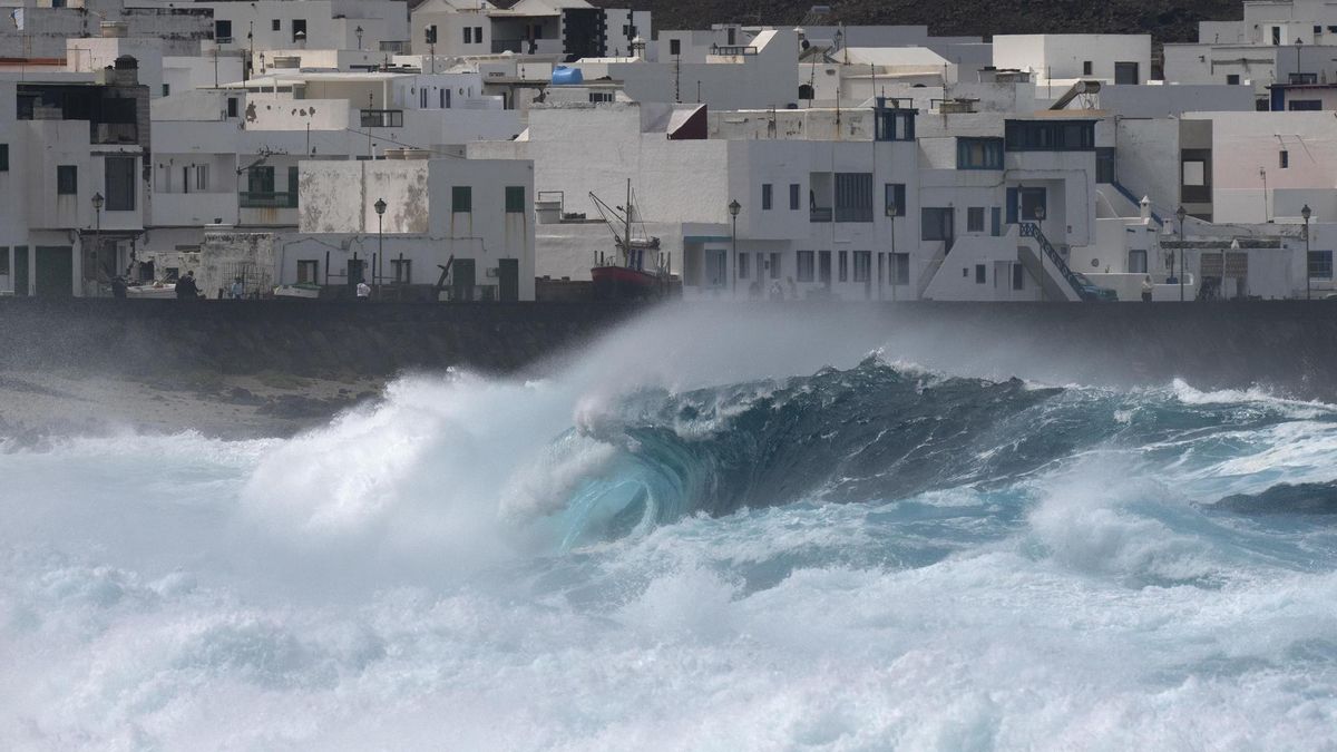 Olas la costa de La Santa (Lanzarote). EFE/Adriel Perdomo