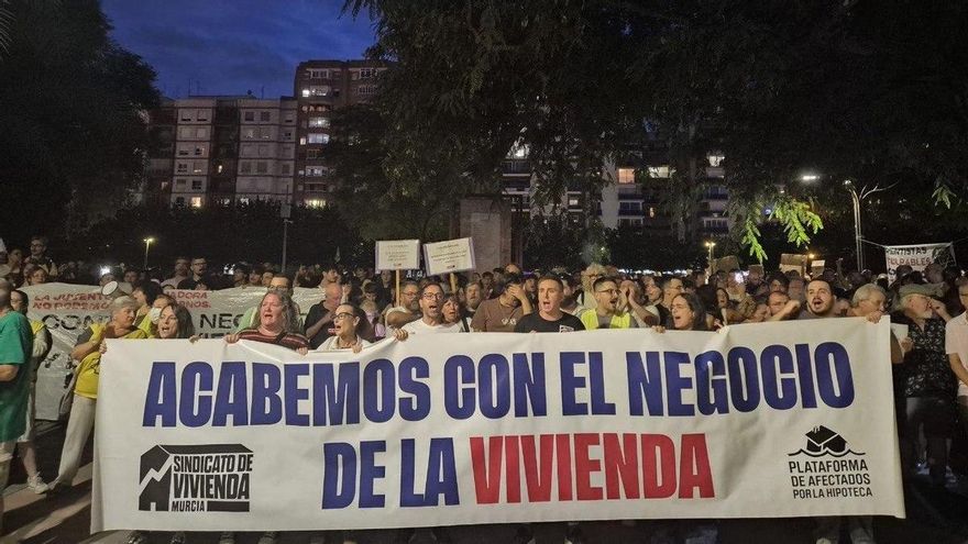 Centenares de personas se concentran frente a la Delegación del Gobierno en Murcia