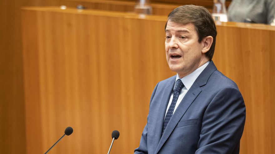 Fernández Mañueco interviene en el debate de investidura en las Cortes.