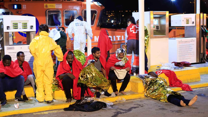 Migrantes procedentes de una patera atendidos por voluntarios de la Cruz Roja en Melilla