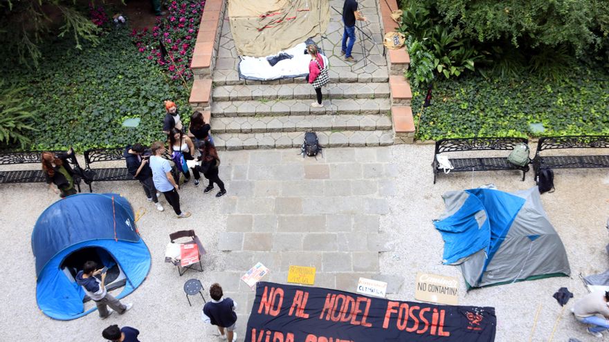 Activistas climáticos acampan en la Universitat de Barcelona: "Queremos desvincular la educación de las empresas fósiles"