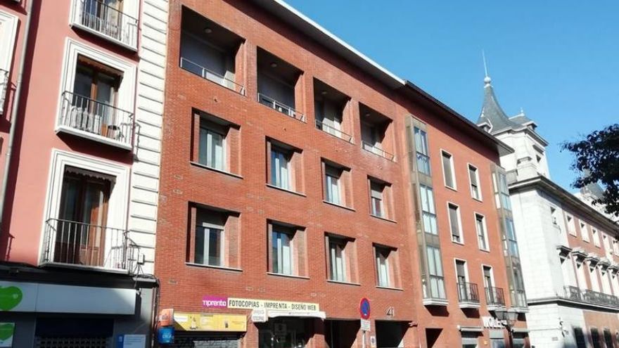 Plan para legalizar 13 apartamentos turísticos sin licencia en un edificio de oficinas y viviendas en la calle San Bernardo