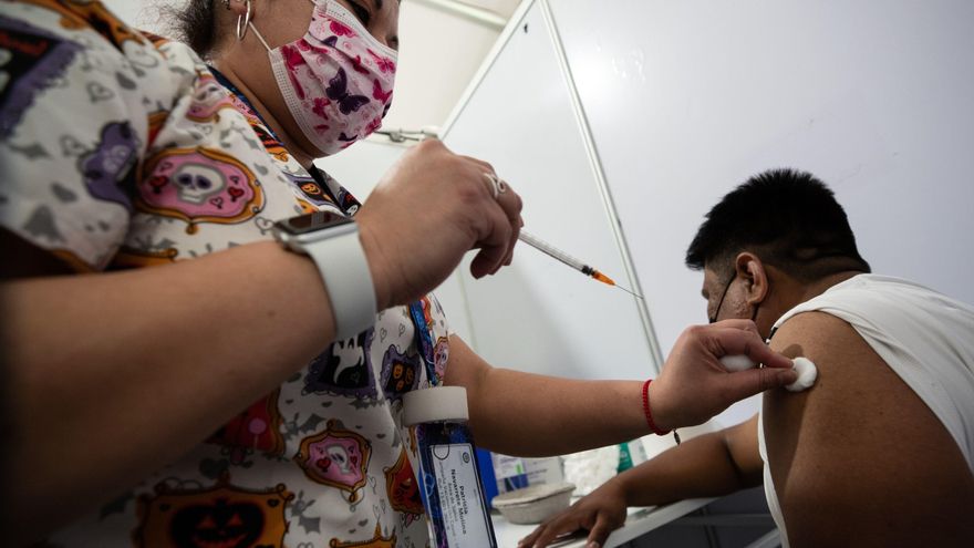 Una enfermera administra una dosis de refuerzo de la vacuna contra la covid-19 a una persona hoy, en Santiago (Chile). EFE/Alberto Valdés