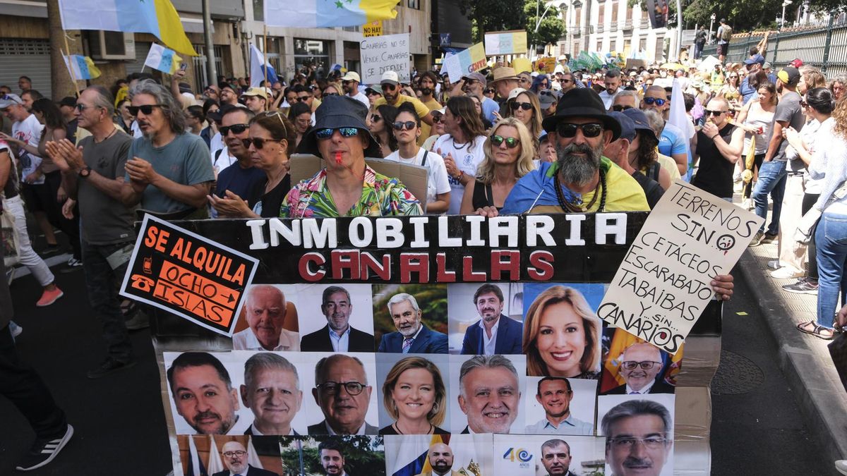 Cartel en la protesta en Santa Cruz de Tenerife en el que se puede apreciar una foto de Jorge Marichal, de Ashotel.