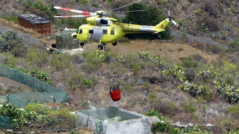 Un helicóptero recogiendo agua en el incendio de La Palma