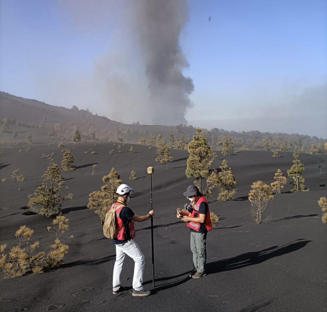Dos técnicos del IGN realizan mediciones en el entorno del volcán de La Palma.