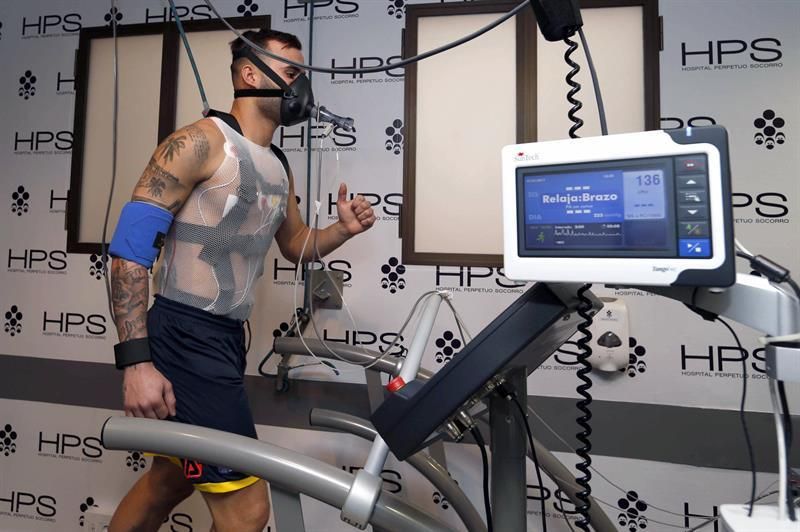 Jesé a su llegada a un centro médico de Las Palmas de Gran Canaria para pasar reconocimiento médico . EFE/Elvira Urquijo A.