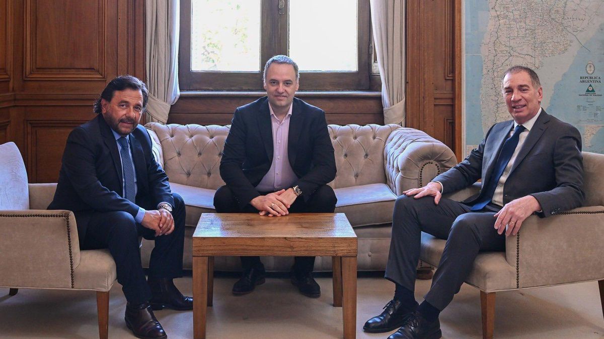 El gobernador de Salta, Gustavo Saénz, junto a Manuel Adorni y Diego Santilli