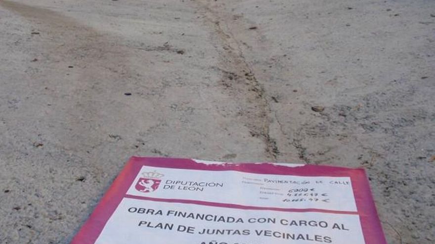 El cartel de la obra ejecutada por la Junta Vecinal, con el coste total de 10.000 euros.