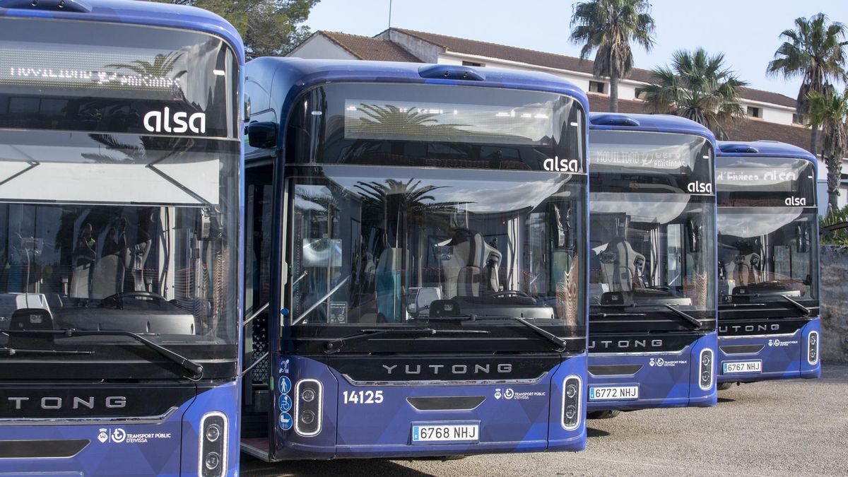 Siete años de espera para un cambio titánico en la red de transporte: Ibiza renueva su flota de autobuses “sucios” y con rutas deficientes