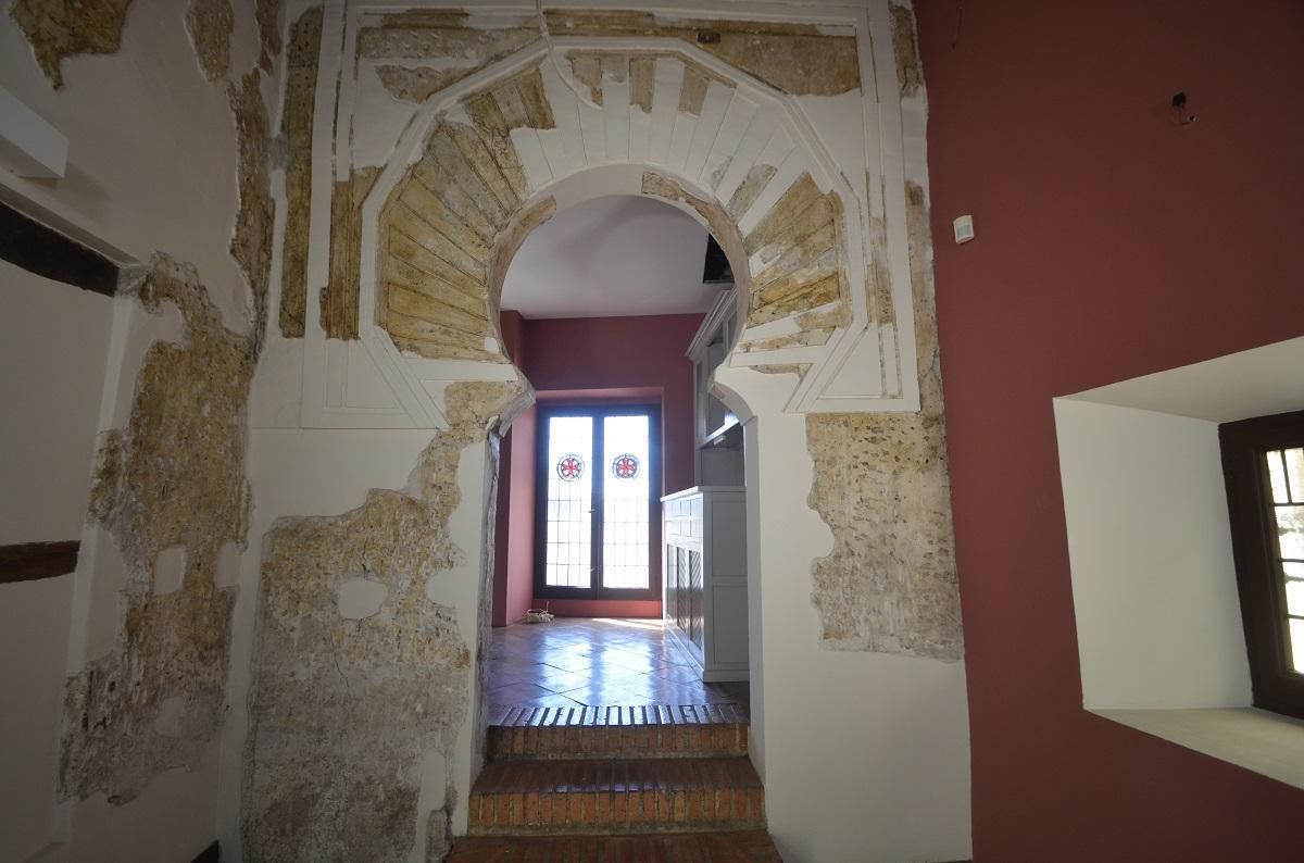 Puerta de estilo andalusí (S. X-XI) en la Casa del Temple de Toledo, también denominada islámica, califal, cordobesa o dovelada. Se caracteriza por tener forma de herradura, con alternancia cromática del blanco y el rojo en sus dovelas y poseer más cerrado el arranque del arco respecto a sus antecesores, el arco de herradura visigodo.