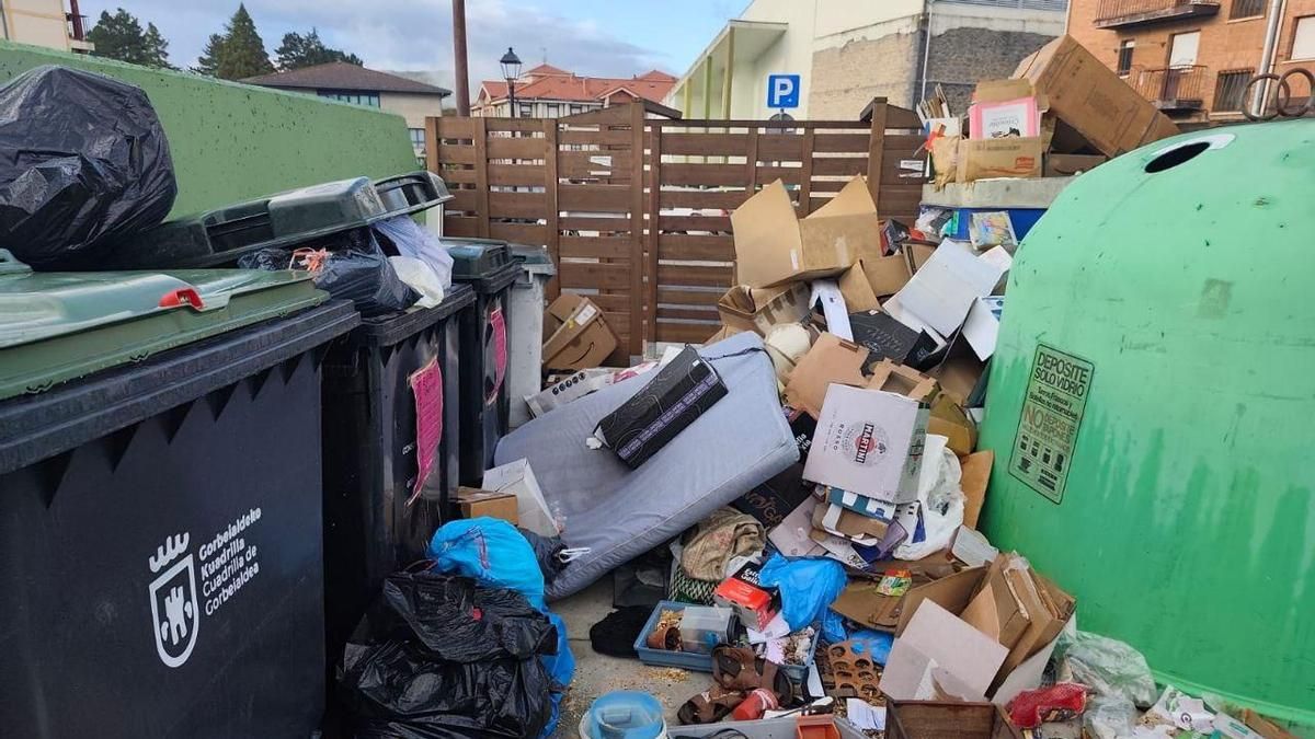 Una veintena de pueblos de Álava se revuelven por la "muy deficiente" recogida de papel y cartón