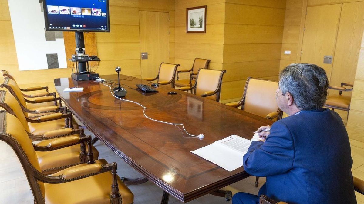 Cantabria implica a la UC en el diseño de la desescalada, que será "sectorial y territorial"