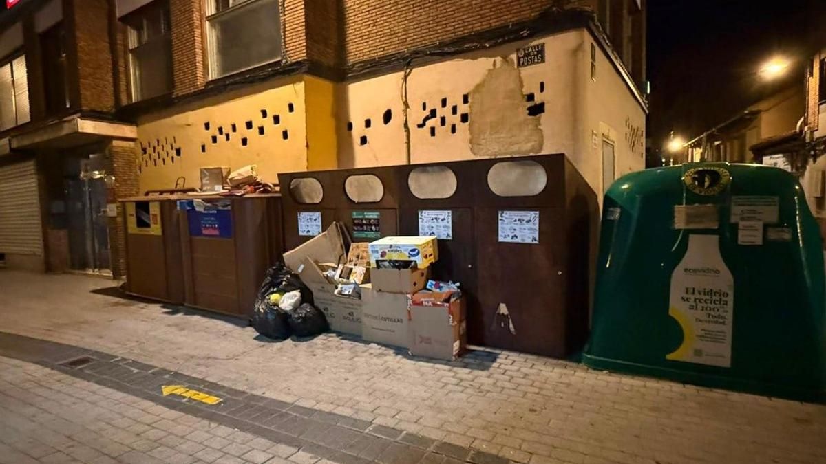 Astorga da 'un toque' a comerciantes y hosteleros por el aumento del caos al depositar la basura en la ciudad