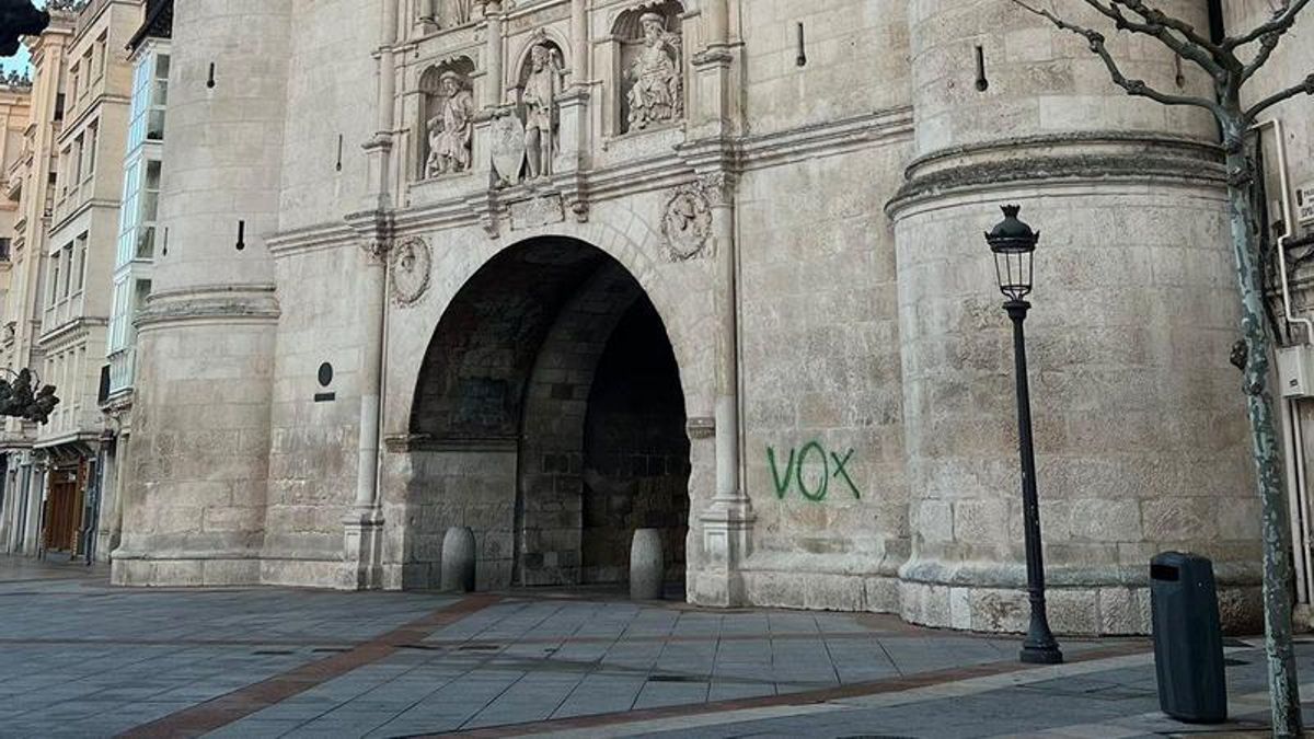 Indignación en Burgos por una pintada de Vox en el emblemático arco medieval de Santa María, de la que el partido se desvincula