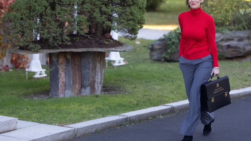 La ministra de Seguridad Social, Elma Saiz, a su llegada a la primera reunión de Consejo de Ministros de la XV legislatura.