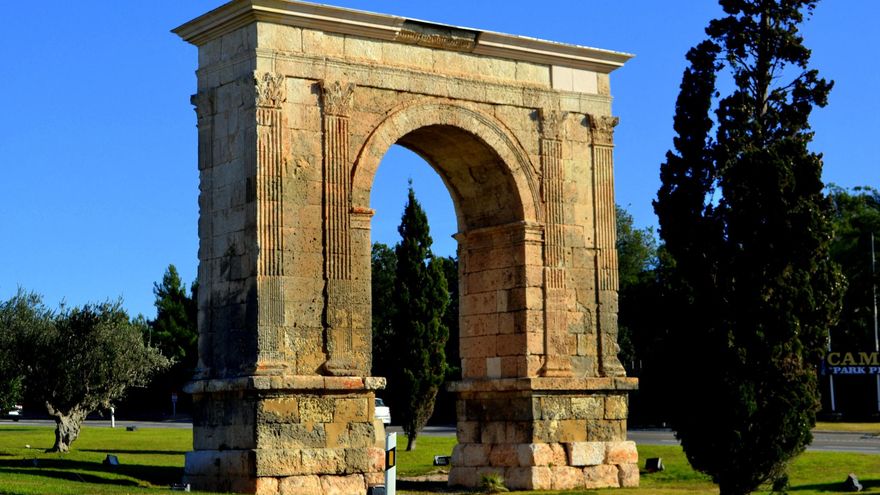 Arc de Bará, en el trazado de la antigua Vía Augusta.