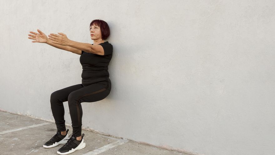 Reducir la tensión arterial o ganar fuerza: una entrenadora explica los beneficios de las sentadillas contra la pared