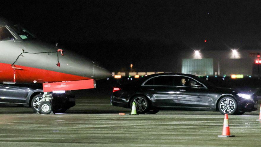 La opositora venezolana María Corina Machado saluda en Oslo a sus seguidores