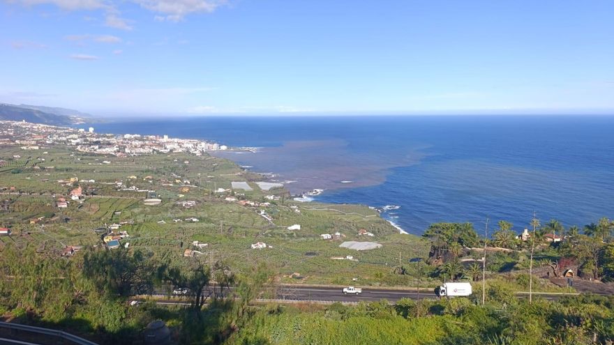 Vista del valle de La Orotava, con Puerto de la Cruz al fondo, donde se aprecia en el mar las manchas provocadas por el arrastre de las lluvias caídas en la zona.