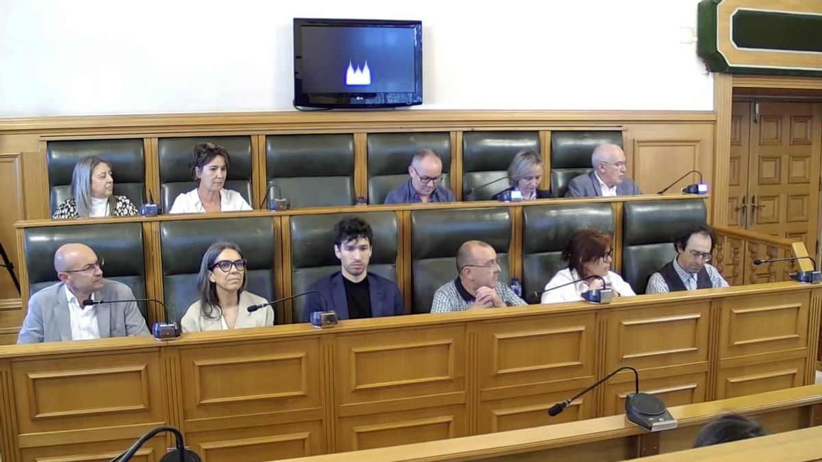 Los concejales expulsados del PSOE de Santiago pasan al grupo de no adscritos mientras esperan la decisión de la justicia