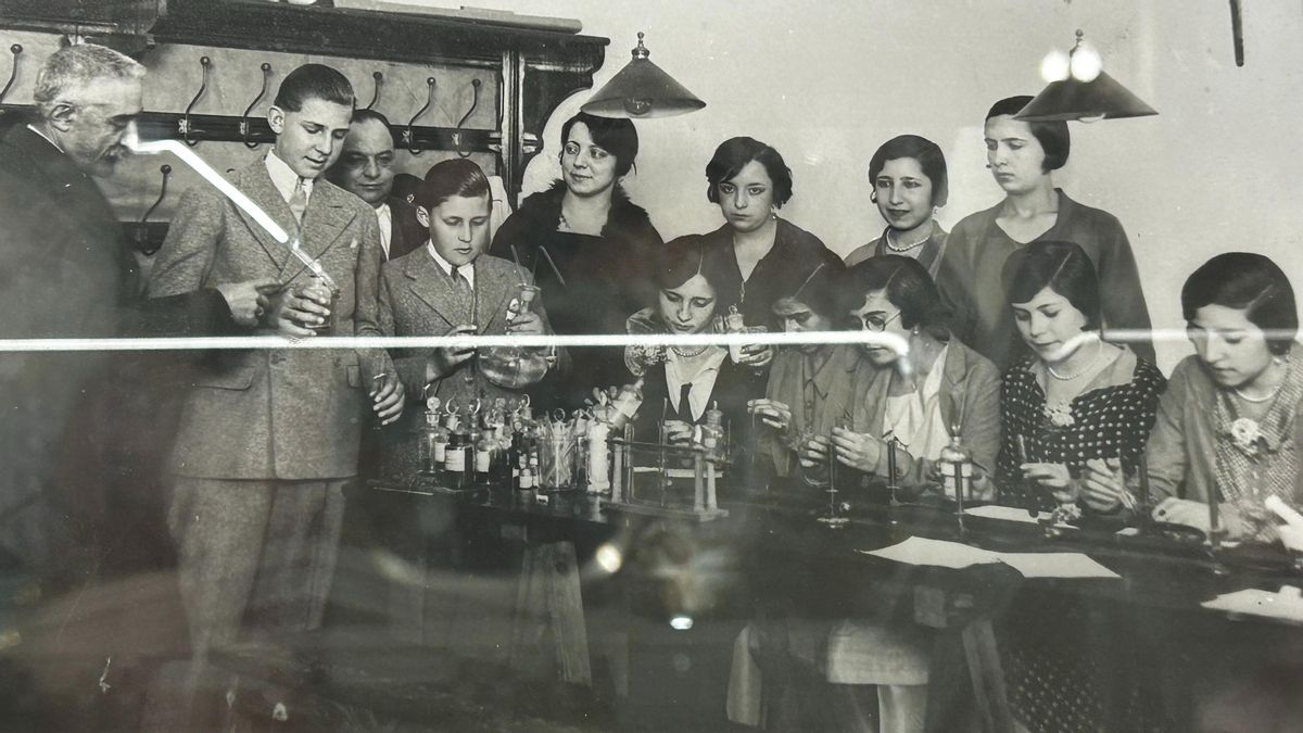 Don Juan, padre del rey emérito, en el laboratorio del instituto