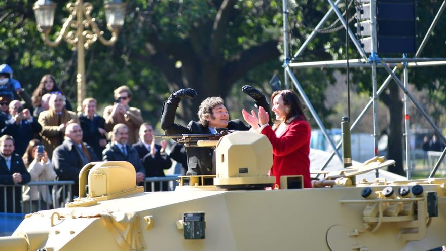 Milei montó un tanque de guerra en un desfile militar grandilocuente y con aires refundacionales