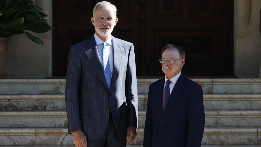 El rey Felipe VI (i) recibe al presidente ceutí, Juan Jesús Vivas (d), este jueves en el Palacio de Marivent en Palma de Mallorca.