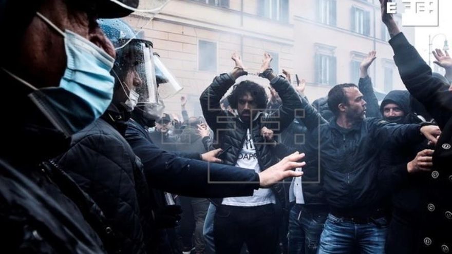 Varios heridos en choques entre manifestantes y policía en el norte de Italia