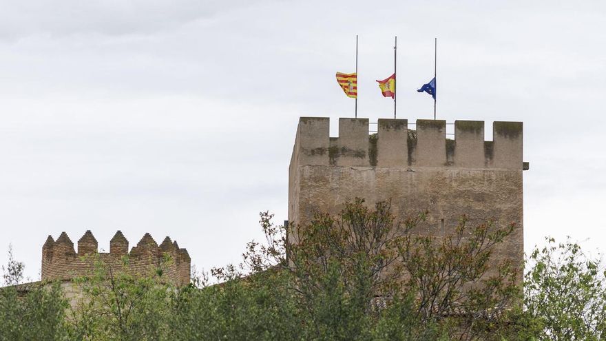 Las banderas del palacio de La Aljafería de Zaragoza, sede del las Cortes de Aragón, han sido colocadas a media asta por el fallecimiento del papa Francisco, este martes.