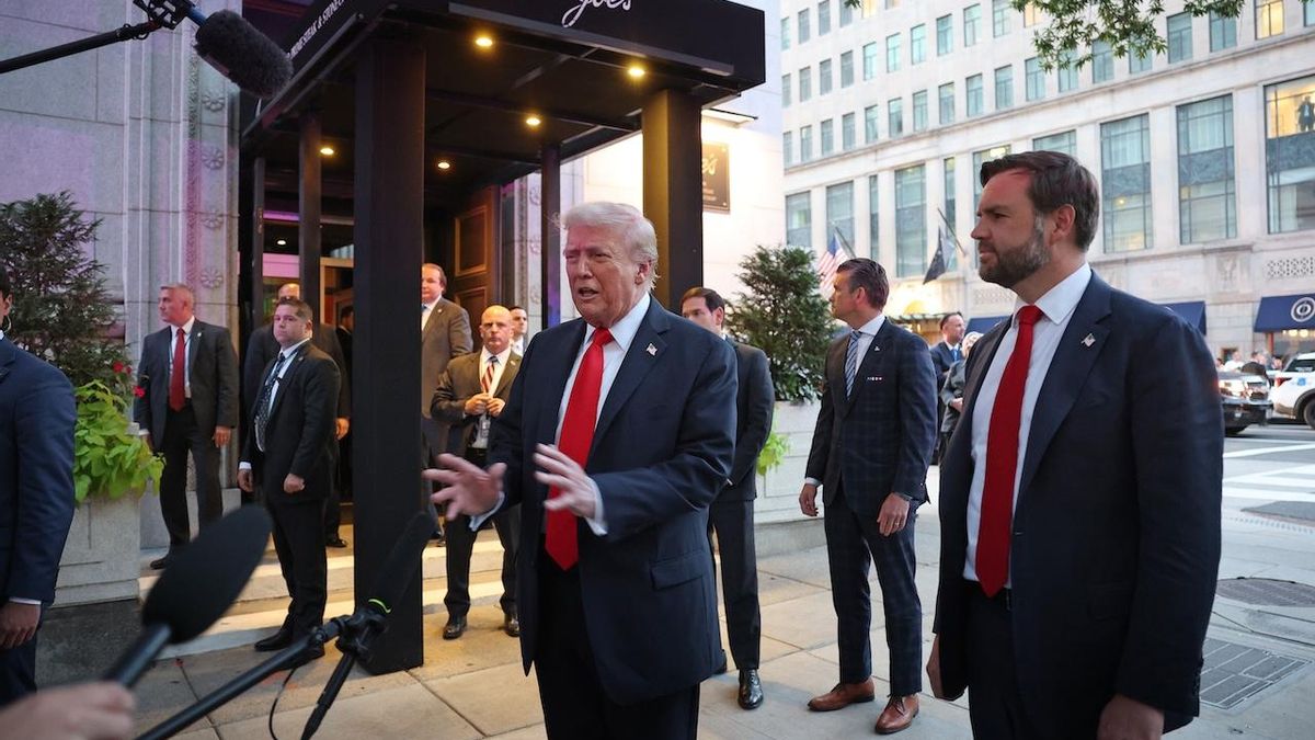 El presidente de Estados Unidos, Donald Trump, y miembros de su gabinete y administración, incluyendo al secretario de Defensa, Pete Hegseth, y al vicepresidente, J.D. Vance, llegan a cenar a Joe's Seafood, Prime Steak & Stone Crab el 9 de septiembre de 2025 en Washington, D.C.