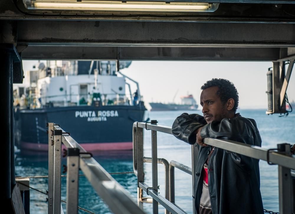 Un hombre contempla pensativo el puerto de Augusta, Sicilia, mientras espera el desembarco. Fotografía: Gabriele François Casini / MSF