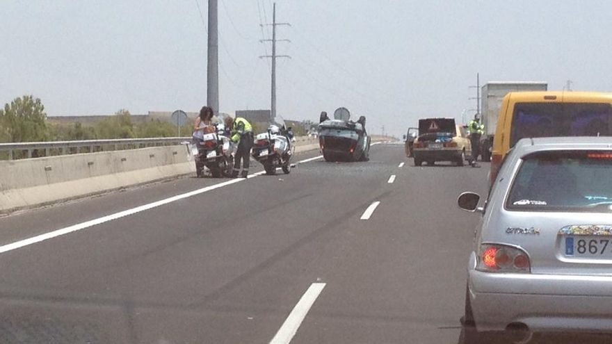 Momento del accidente en la autopista del Sur en el que ha volcado un vehículo. Foto: Cedida