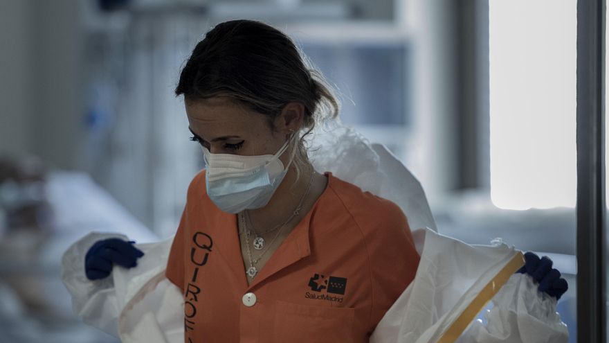 Una sanitaria se quita el traje de protección en la Unidad de Cuidados Intensivos (UCI) dedicada a enfermos de coronavirus del Hospital Universitario Ramón y Cajal de Madrid