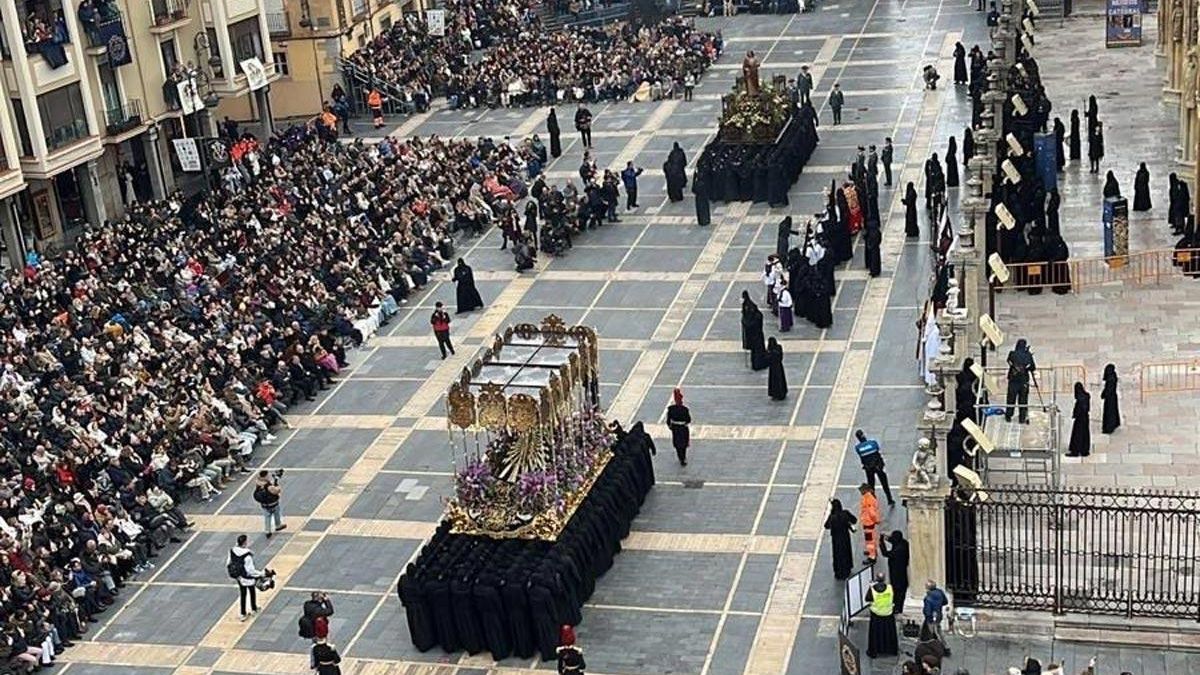 Imagen aérea de la Plaza de Regla en el Encuentro de la Procesión de los Pasos este 2025