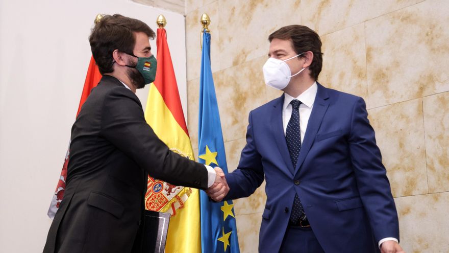 El líder de Vox en Castilla y León, Juan García-Gallardo (i) y el presidente en funciones de la Junta de Castilla y León, Alfonso Fernández Mañueco (d), se dan la mano tras la firma del pacto de Gobierno.