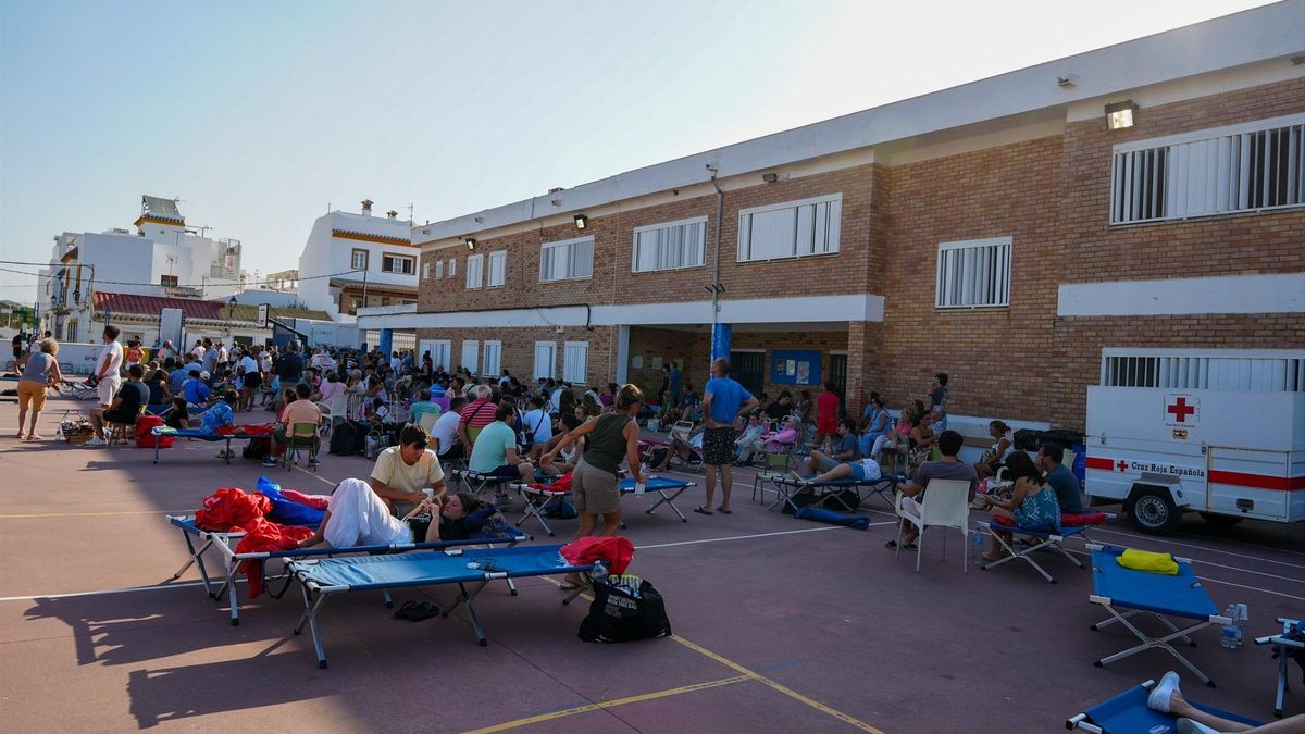 Cruz Roja atiende a algunos de los desalojados en Tarifa.