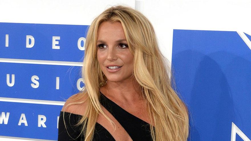 Britney Spears anunció que abandona los escenarios hasta que recupere el control de su carrera