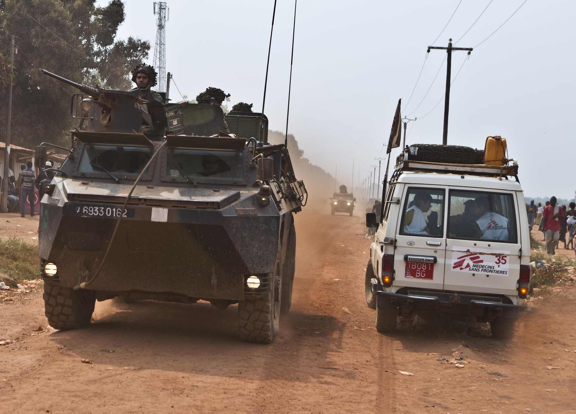 Más de 270.000 personas están desplazadas en Bangui a causa de los combates entre las milicias de autodefensas conocidas como anti-Balaka (antimachete) y fuerzas ex-Séléka. Naciones Unidas estima que el número de desplazados se acerca a las 700.000 personas en un país que tiene el tamaño de Francia pero con sólo 4,6 millones de habitantes. Fotografía: Juan Carlos Tomasi/MSF
