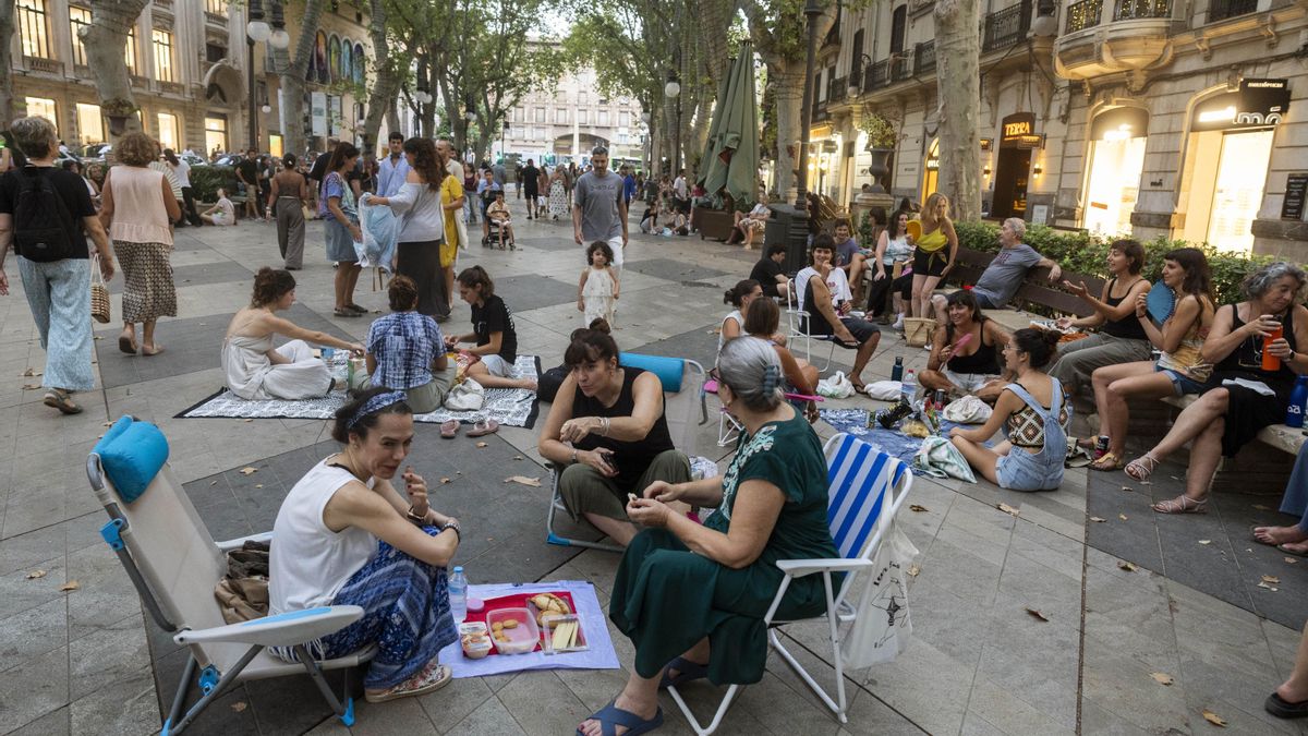 "Queremos recuperar algo tan mallorquín y tan nuestro como cenar al aire libre. Es algo que se hace en todos los pueblos, pero que en ciudad ya se ha perdido", explica la entidad organizadora.