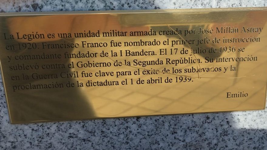La chapa recuerda que la Legión fue fundada por Millán Astray y que su intervención "fue clave para el éxito de los sublevados" en la Guerra Civil.