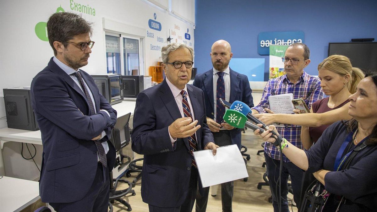 Salvador Fuentes atiende a los medios de comunicación en su visita al IES Galileo Galilei