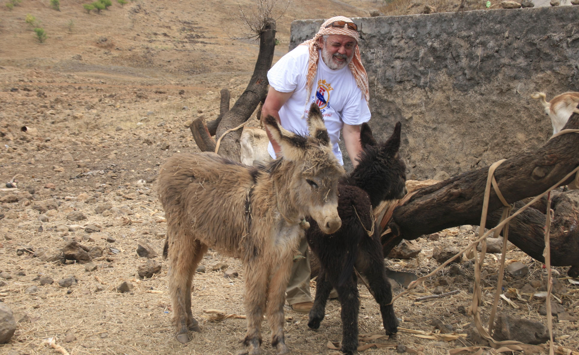 Juan Capote con unos burros en la isla de Santo Antao (Cabo Verde)