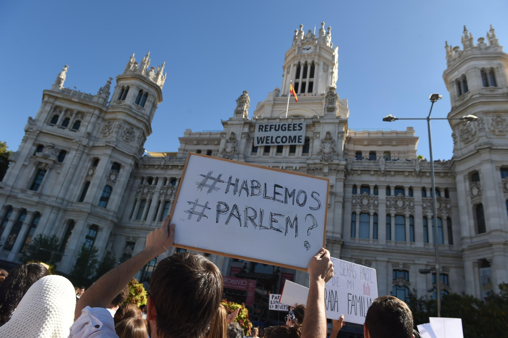 Pancarta frente al Ayuntamiento de Madrid.
